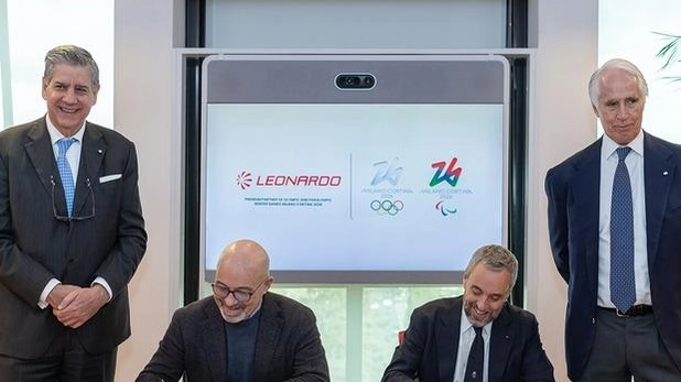 La firma dell’accordo tra i dirigenti di Leonardo e quelli della Fondazione Milano Cortina 2026 per la partnership