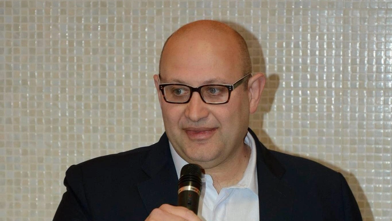 Nicola Tesi sindaco di Ponte Buggianese firma l’ordinanza per vietare il transito dei cavalli nelle vie del centro Nicola Tesi sindaco di Ponte Buggianese firma l’ordinanza per vietare il transito dei cavalli nelle vie del centro