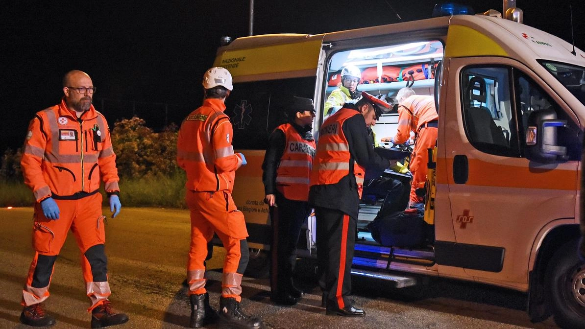 Ambulanza e carabinieri (foto di repertorio) Ambulanza e carabinieri (foto di repertorio)