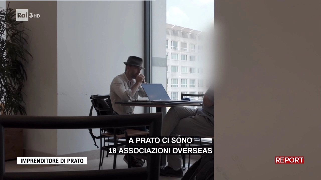 Il giornalista di Report parla con un imprenditore pratese, oscurato