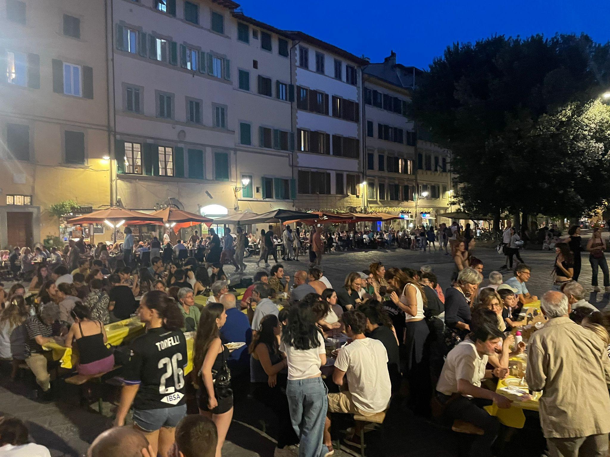 piazza santo spirito la cena degli studenti contro la rsa di lusso
