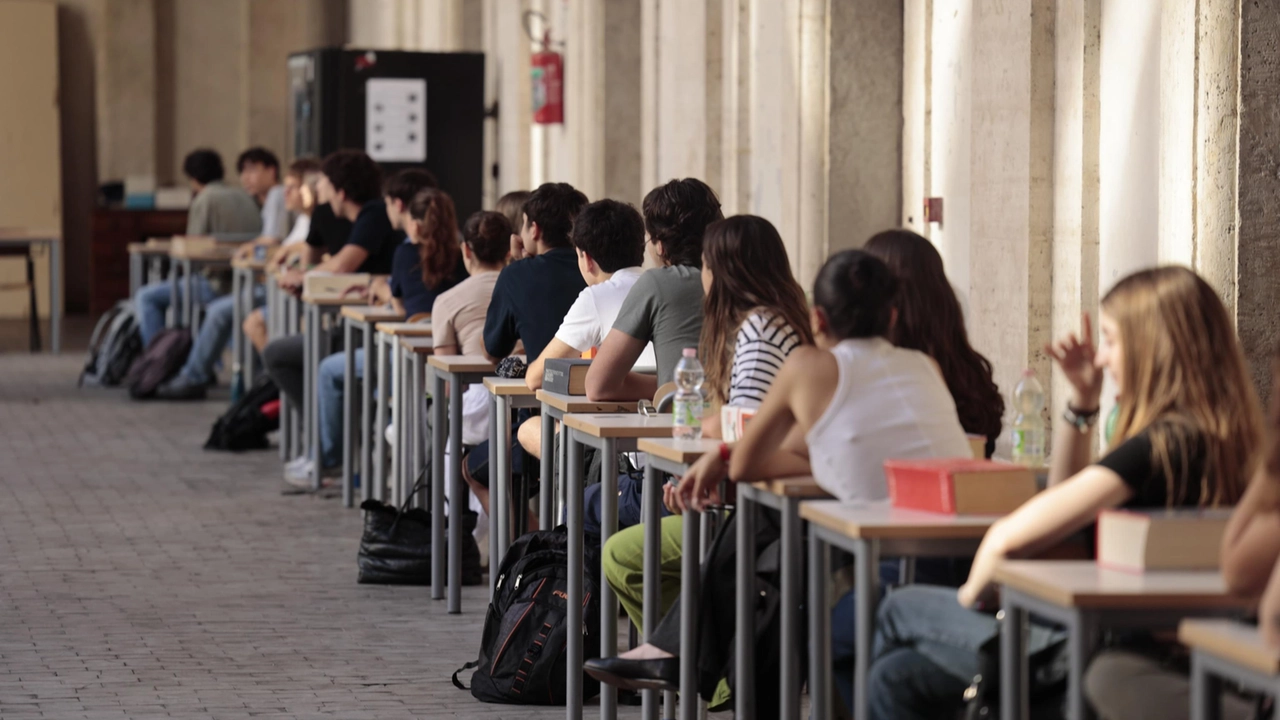 Seconda prova maturità 2025: tutte le tracce ufficiali. Classico: latino, versione di Cicerone. Scientifico: problemi con studi di funzioni