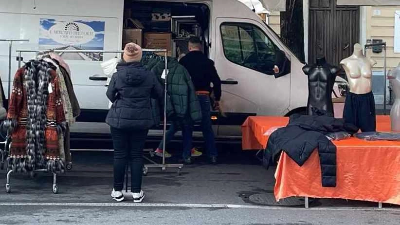 Le poche presenze al mercato straordinario di Avenza domenica scorsa Le poche presenze al mercato straordinario di Avenza domenica scorsa
