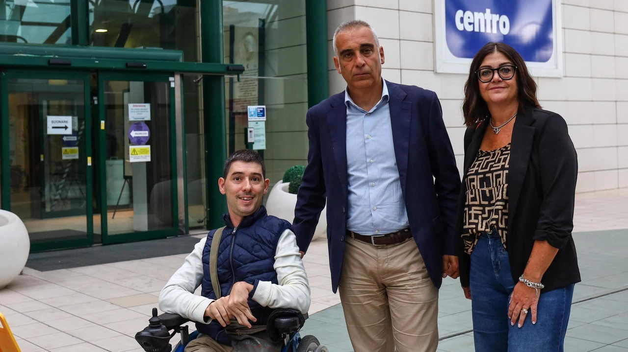 Il consigliere regionale di FdI Diego Petrucci davanti all’ospedale insieme Isacco Cantini Manuela Mussetti Il consigliere regionale di FdI Diego Petrucci davanti all’ospedale insieme Isacco Cantini Manuela Mussetti