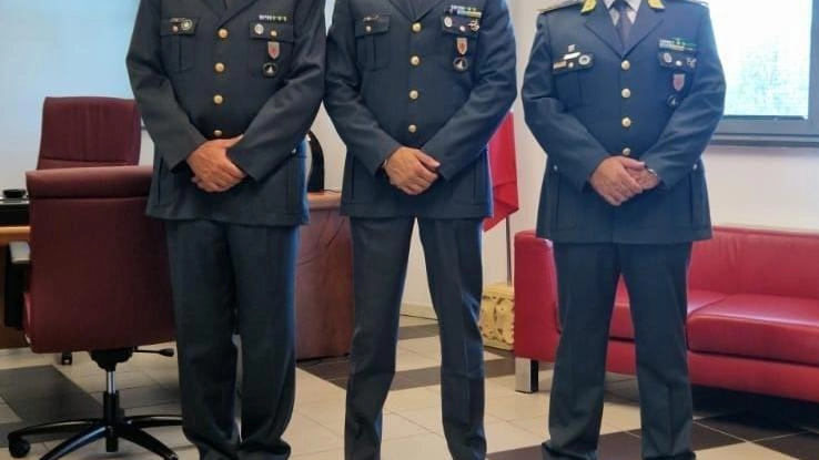 Avvicendamento al vertice della Guardia di Finanza a Lucca: il Ten. Col. Bastone lascia il comando a Firenze, accolto dal Mag. Torti con stima e auguri per il futuro incarico. Avvicendamento al vertice della Guardia di Finanza a Lucca: il Ten. Col. Bastone lascia il comando a Firenze, accolto dal Mag. Torti con stima e auguri per il futuro incarico.