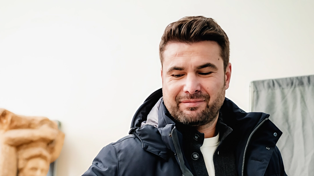 L'ex calciatore Adrian Mutu vota alle elezioni presidenziali in Romania a Prato, incoraggiando la partecipazione e firmando autografi. Il consiglio comunale esprime soddisfazione per la sua presenza. L'ex calciatore Adrian Mutu vota alle elezioni presidenziali in Romania a Prato, incoraggiando la partecipazione e firmando autografi. Il consiglio comunale esprime soddisfazione per la sua presenza.