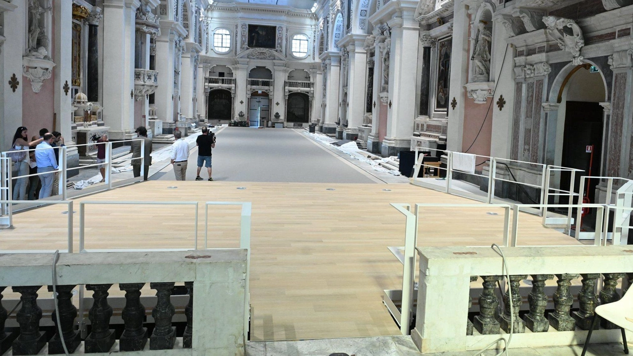 Un momento del sopralluogo di ieri mattina nella chiesa di San Romano con il sindaco Pardini e l’assessore Buchignani (foto Alcide) Un momento del sopralluogo di ieri mattina nella chiesa di San Romano con il sindaco Pardini e l’assessore Buchignani (foto Alcide)