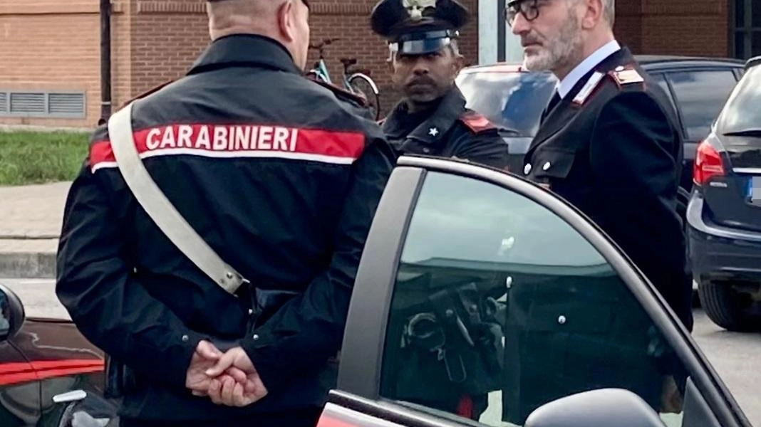 L’operazione condotta dai carabinieri della stazione di Pontedera che hanno fermato e perquisito i due che erano seduti in piazza Caduti lager nazisti L’operazione condotta dai carabinieri della stazione di Pontedera che hanno fermato e perquisito i due che erano seduti in piazza Caduti lager nazisti