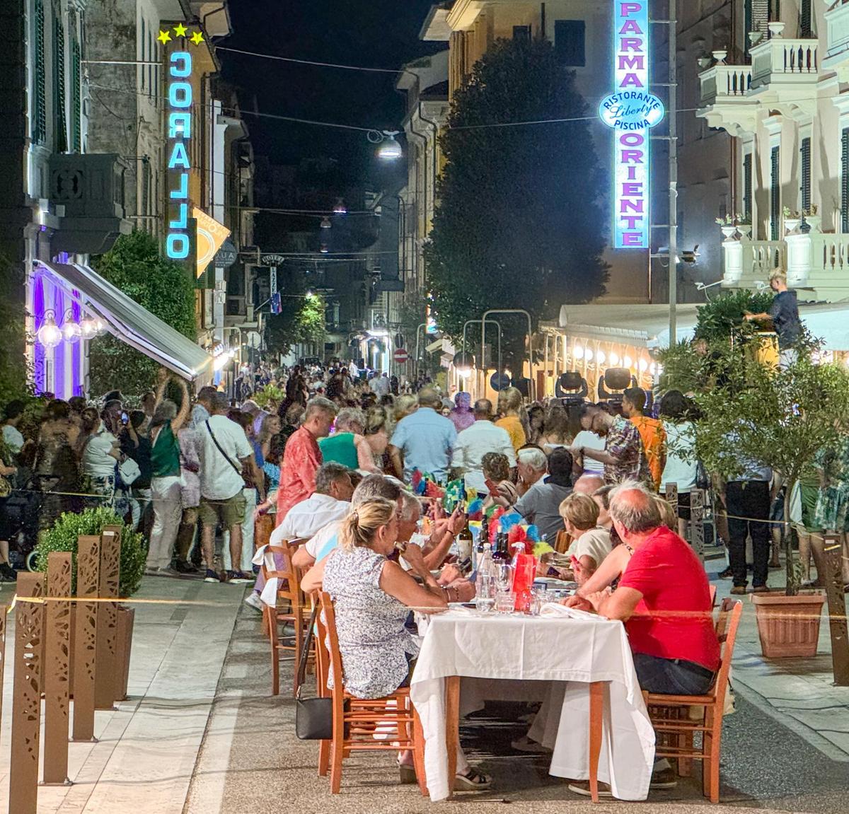 https://www.lanazione.it/image-service/view/acePublic/alias/contentid/NjdkYmNmNzYtMWVjNi00/0/domani-la-cena-di-albergatori-e-turisti-cambia-il-format-le-novita.jpeg?f=1.91:1&w=1200