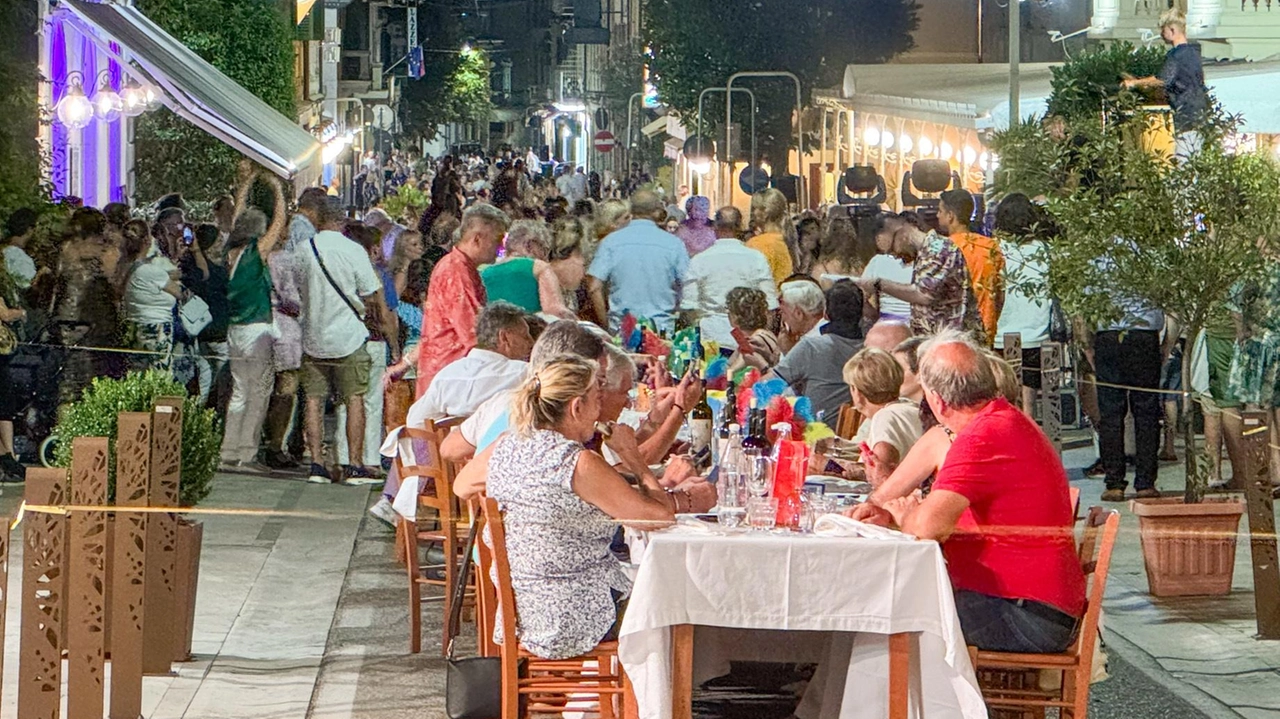 Dopo quarant’anni di cene sotto le stelle in via Cavallotti, il tradizionale appuntamento della vigilia di Ferragosto con albergatori e... Dopo quarant’anni di cene sotto le stelle in via Cavallotti, il tradizionale appuntamento della vigilia di Ferragosto con albergatori e...