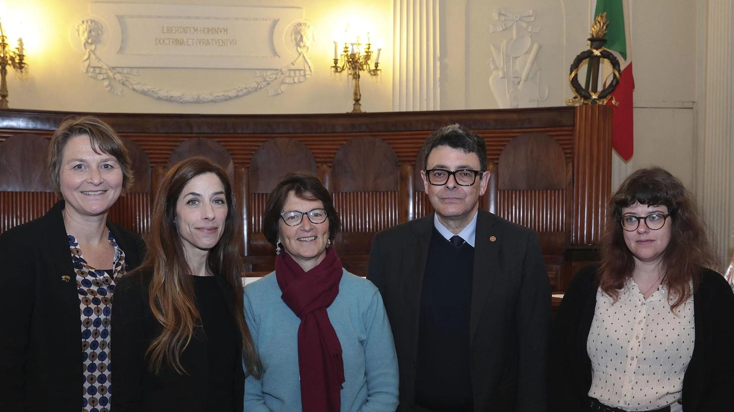 L'Università di Siena lancia il primo Master internazionale per interpreti di Lingua dei Segni, unica in Italia ed Europa, per formare professionisti multilingue e rispondere alla crescente domanda di interpreti qualificati.