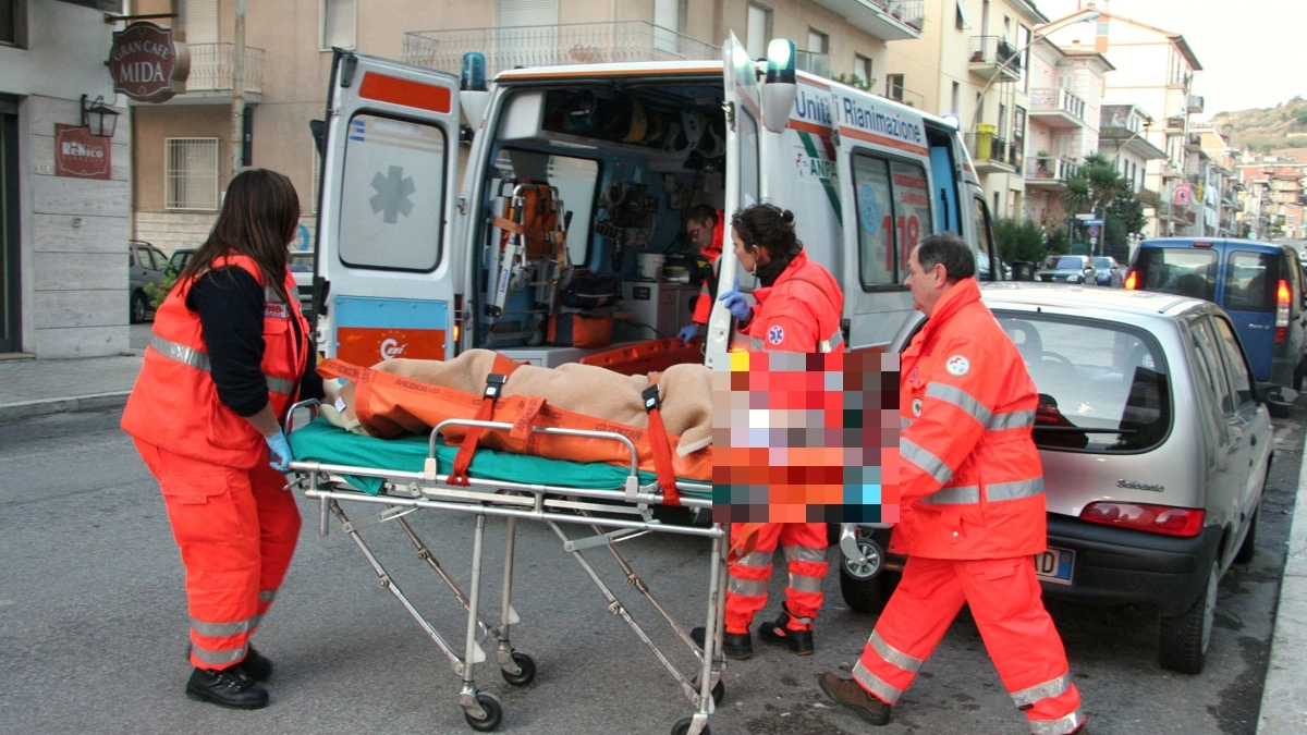 Polizia e carabinieri sono accorsi in piazza Gramsci con le ambulanze del 118 Polizia e carabinieri sono accorsi in piazza Gramsci con le ambulanze del 118