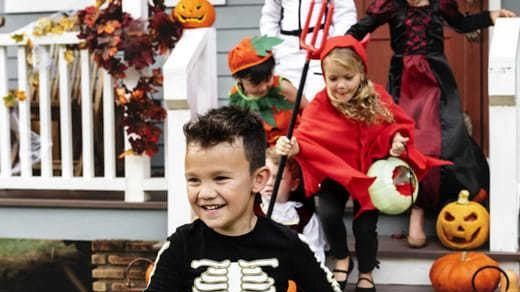 La festa di Halloween col suo tradizionale «dolcetto o scherzetto» è sempre più apprezzata anche per il respiro che riesce a dare al commercio La festa di Halloween col suo tradizionale «dolcetto o scherzetto» è sempre più apprezzata anche per il respiro che riesce a dare al commercio