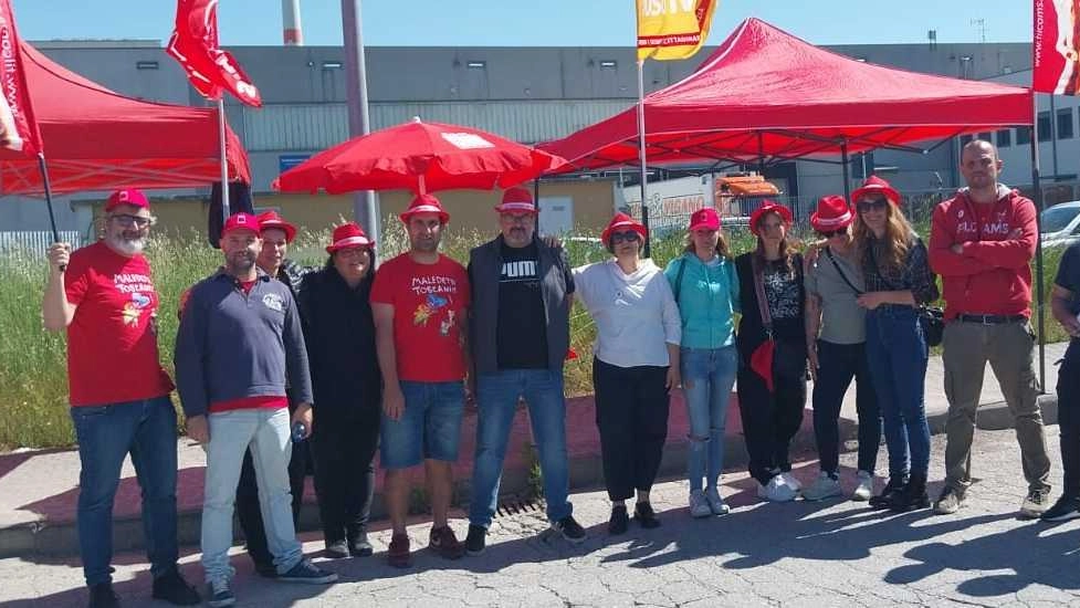 Un momento del presidio di protesta davanti al magazzino Lidl di via Alberto Carpi