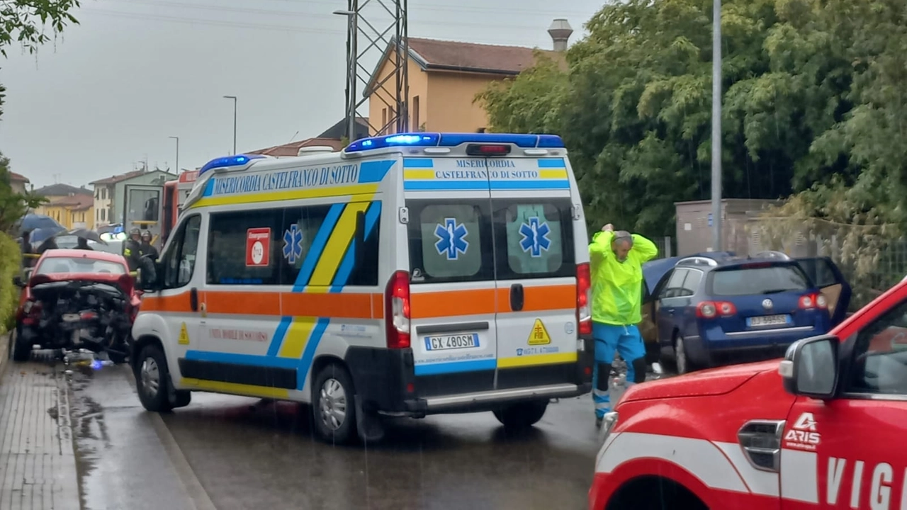 L'ambulanza e i vigili del fuoco intervenuti in seguito all'incidente a Castelfranco di Sotto