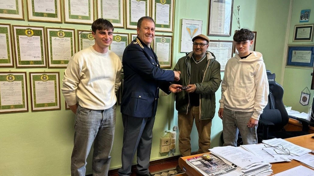 I due ragazzi col proprietario del portafoglio