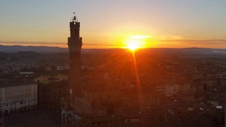 Un’immagine dell’alba su Siena: riparte ’Prima lux’, che consentirà di viverla dal Facciatone o dalle Papesse Un’immagine dell’alba su Siena: riparte ’Prima lux’, che consentirà di viverla dal Facciatone o dalle Papesse