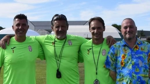Sono iniziati lunedì gli allenamenti della Colligiana: dopo i saluti di rito, i 27 biancorossi convocati hanno iniziato la preparazione... Sono iniziati lunedì gli allenamenti della Colligiana: dopo i saluti di rito, i 27 biancorossi convocati hanno iniziato la preparazione...