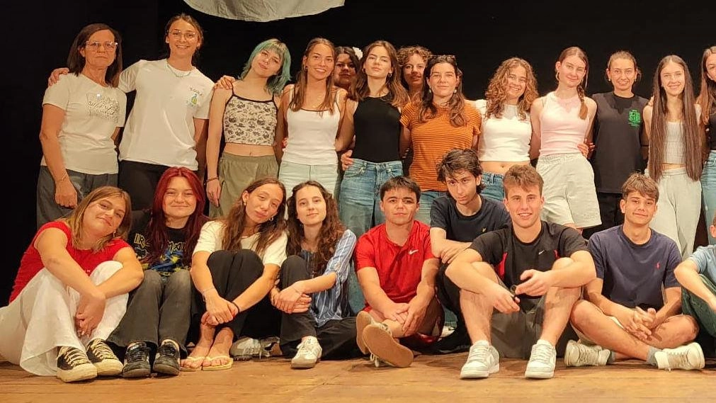 I ragazzi del liceo classico, diretti da Stella Tramontana, hanno riempito la sala Garibaldi per la rappresentazione teatrale
