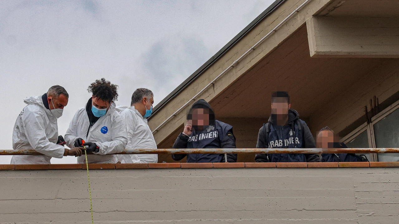 I rilievi nell'appartamento a Rufina dove Lorenzo Innocenti ha ucciso con 24 coltellate la compagna e madre di suo figlio, Eleonora Guidi (Foto Germogli) I rilievi nell'appartamento a Rufina dove Lorenzo Innocenti ha ucciso con 24 coltellate la compagna e madre di suo figlio, Eleonora Guidi (Foto Germogli)