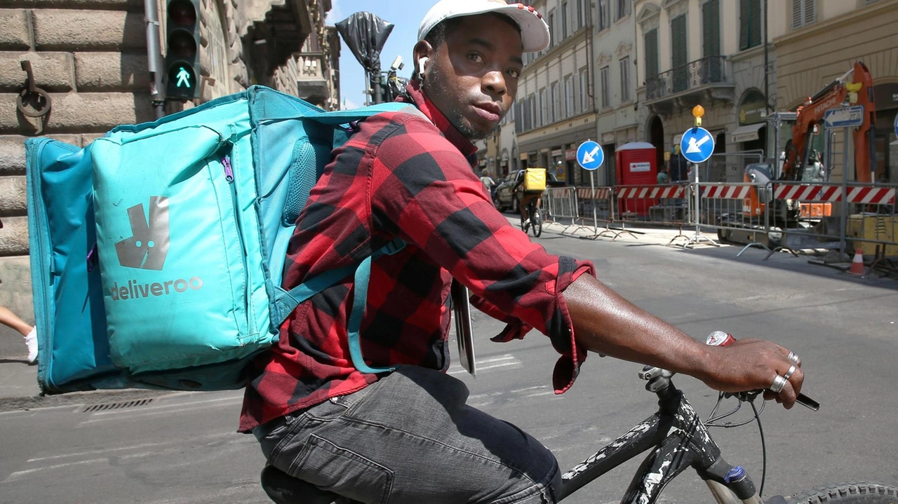 Mohamed Kingsley Nwaugara, 38 anni, nigeriano, rider navigato ed esperto: «Le spese per il mezzo? Sono tutte a nostro carico» Mohamed Kingsley Nwaugara, 38 anni, nigeriano, rider navigato ed esperto: «Le spese per il mezzo? Sono tutte a nostro carico»