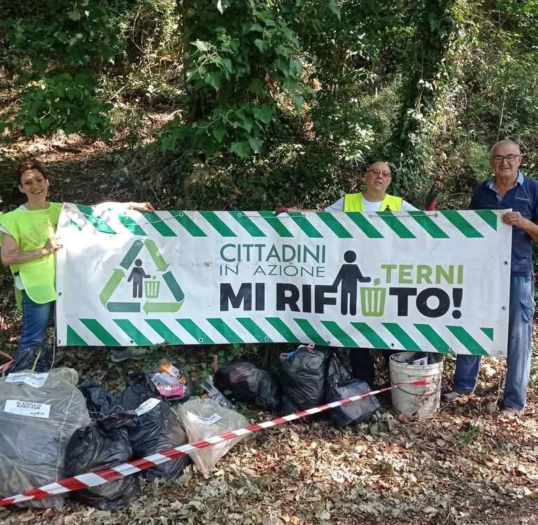 Detriti e cartucce abbandonate nel bosco