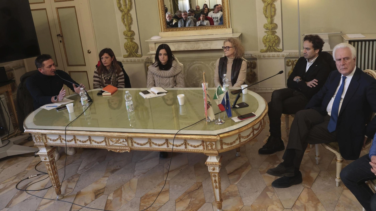Il presidio dei lavoratori Beko davanti la Provincia mentre si svolgeva l’incontro con le istituzioni