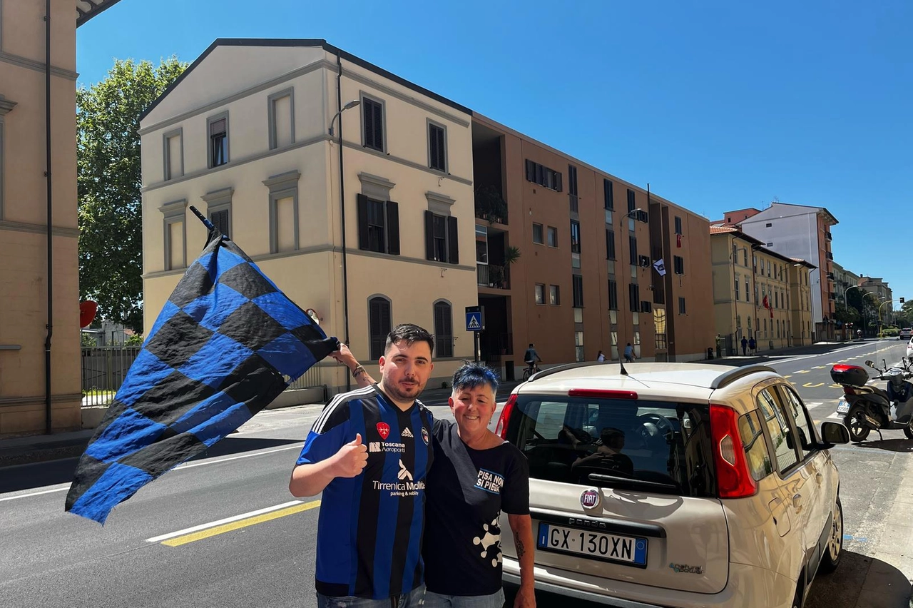 Due tifosi in attesa del pullman della squadra