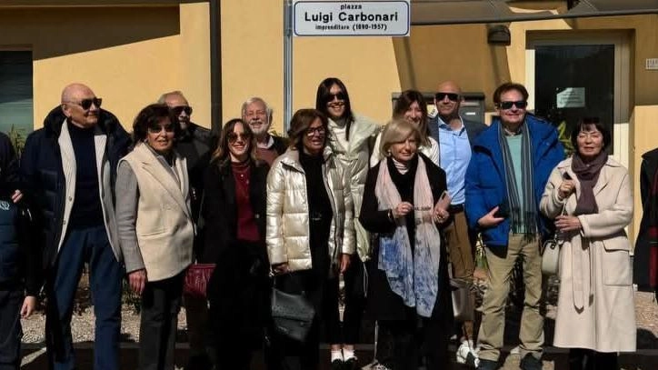 Molto partecipata la cerimonia di intitolazione della piazza di Ponterio allo storico imprenditore tuderte Luigi Carbonari. Ieri lo svelamento della targa Molto partecipata la cerimonia di intitolazione della piazza di Ponterio allo storico imprenditore tuderte Luigi Carbonari. Ieri lo svelamento della targa