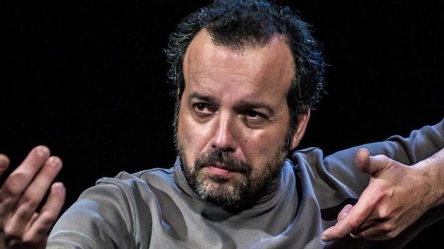 Attore, drammaturgo e regista, Mario Perrotta (nella foto) è protagonista stasera al Teatro Concordia per la stagione firmata dallo Stabile... Attore, drammaturgo e regista, Mario Perrotta (nella foto) è protagonista stasera al Teatro Concordia per la stagione firmata dallo Stabile...