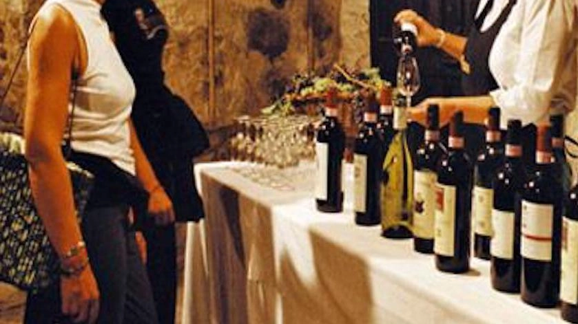 Degustazioni nelle cantine del centro storico: calici alzati per scoprire i vini del Casentino e i sapori tipici della tradizione locale. 21 le cantine coinvolte tra produttori casentinesi e selezioni di Arezzo e Valdarno Degustazioni nelle cantine del centro storico: calici alzati per scoprire i vini del Casentino e i sapori tipici della tradizione locale. 21 le cantine coinvolte tra produttori casentinesi e selezioni di Arezzo e Valdarno