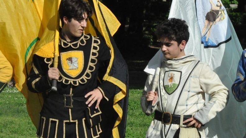 Tommaso Verdinelli, 17 anni e Riccardo Bianco, 14. ,. pronti al debutto in Piazza Grande. Per i due amici inseparabili è la prima volta come sbandieratori Tommaso Verdinelli, 17 anni e Riccardo Bianco, 14. ,. pronti al debutto in Piazza Grande. Per i due amici inseparabili è la prima volta come sbandieratori