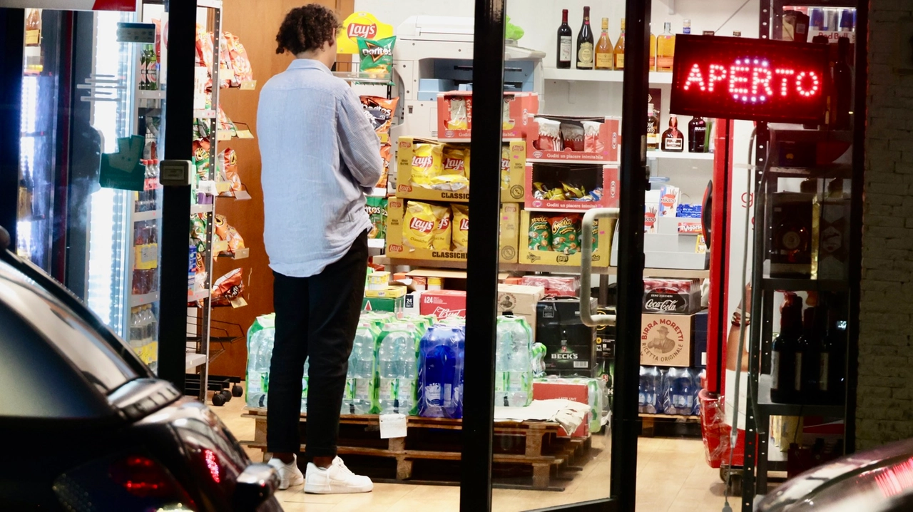 Il nostro viaggio nelle strade in cui, da sabato sera, è scattato il divieto di apertura oltre le 21 per i minimarket che vendono alcolici Il nostro viaggio nelle strade in cui, da sabato sera, è scattato il divieto di apertura oltre le 21 per i minimarket che vendono alcolici