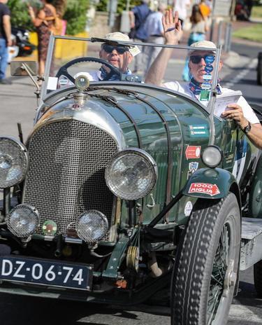https://www.lanazione.it/image-service/view/acePublic/alias/contentid/Njg5MjI4N2EtYzJhZi00/0/cena-e-carnevale-lestate-e-iniziata-arrivano-le-auto-della-mille-miglia.jpeg