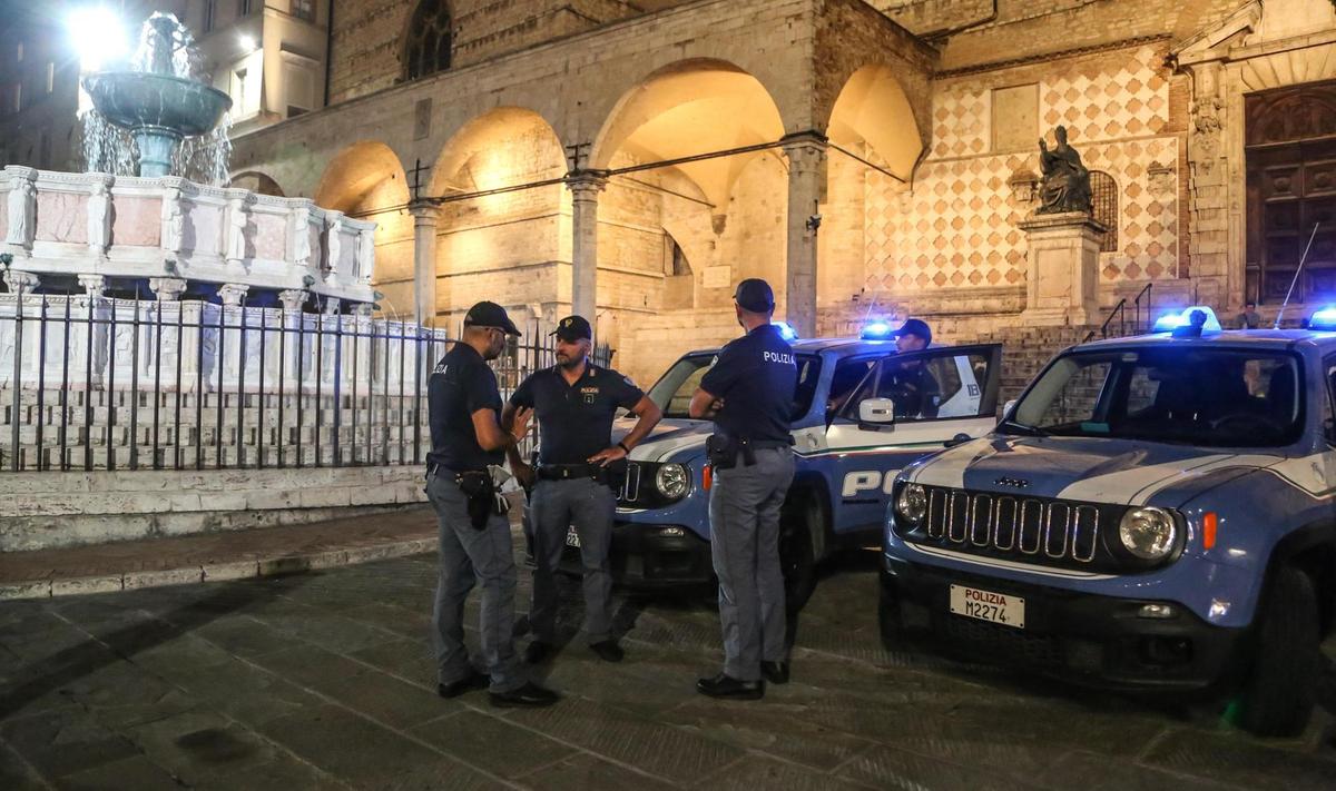 Locale chiuso, lo sfondano a calci. Poi il gruppo di giovani fugge in auto