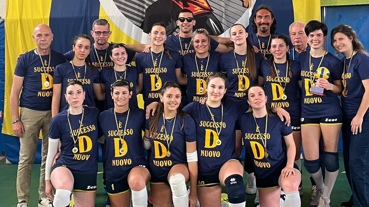 Le ragazze dell’Orsaro festeggiano la promozione in D indossando la maglia celebrativa Le ragazze dell’Orsaro festeggiano la promozione in D indossando la maglia celebrativa