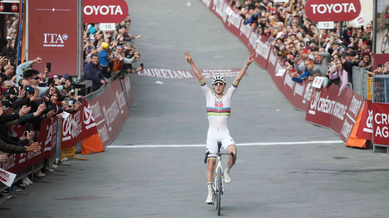 La vittoria a braccia alzate di Pidcock alla Strade Bianche 2025 (Foto Lazzeroni) La vittoria a braccia alzate di Pidcock alla Strade Bianche 2025 (Foto Lazzeroni)