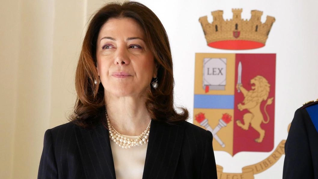 Il questore di Arezzo, Maria Luisa Di Lorenzo, ha emesso. il provvedimento Il questore di Arezzo, Maria Luisa Di Lorenzo, ha emesso. il provvedimento