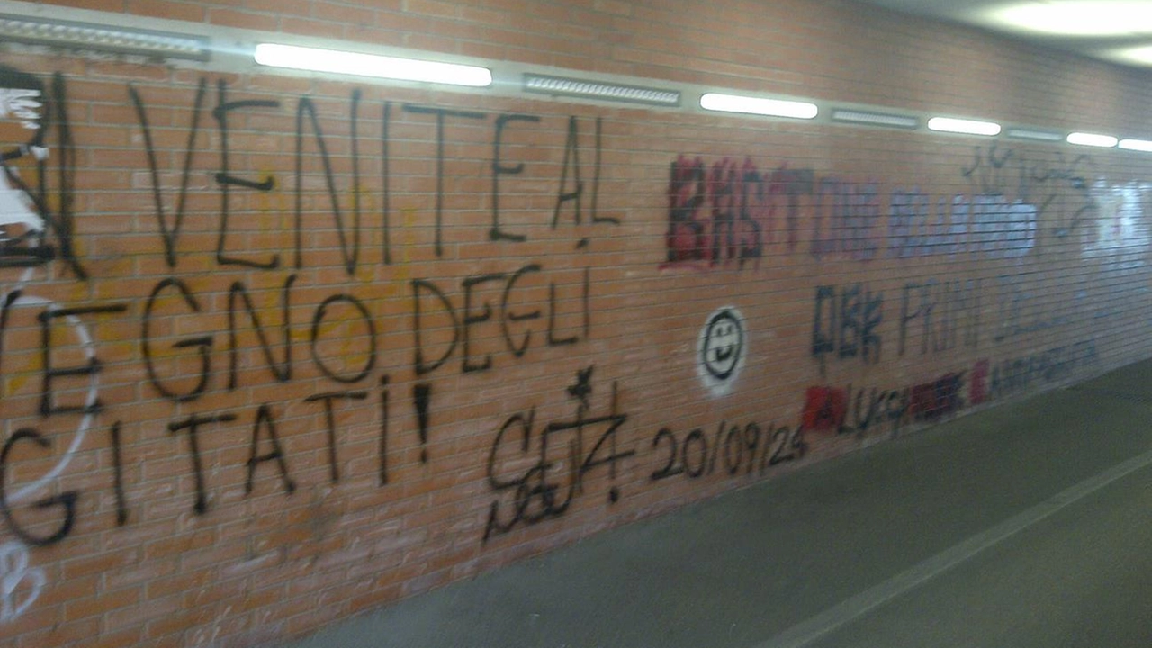 Il sottopasso di Sant’Anna è uno dei luoghi più bersagliati dalle scritte spray, ma anche altri muri del centro sono un brutto biglietto da visita Il sottopasso di Sant’Anna è uno dei luoghi più bersagliati dalle scritte spray, ma anche altri muri del centro sono un brutto biglietto da visita