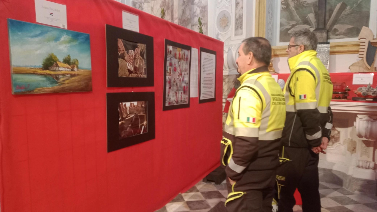 Due vigili del fuoco che osservano le opere dei loro colleghi Due vigili del fuoco che osservano le opere dei loro colleghi