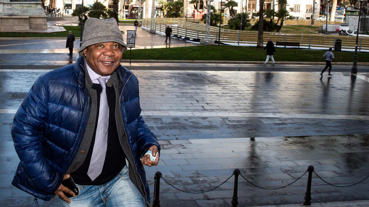 Patrick Lumumba arrivato in Cassazione per la sentenza sul ricorso per la condanna ad Amanda Knox per calunnia (Foto Ansa)
