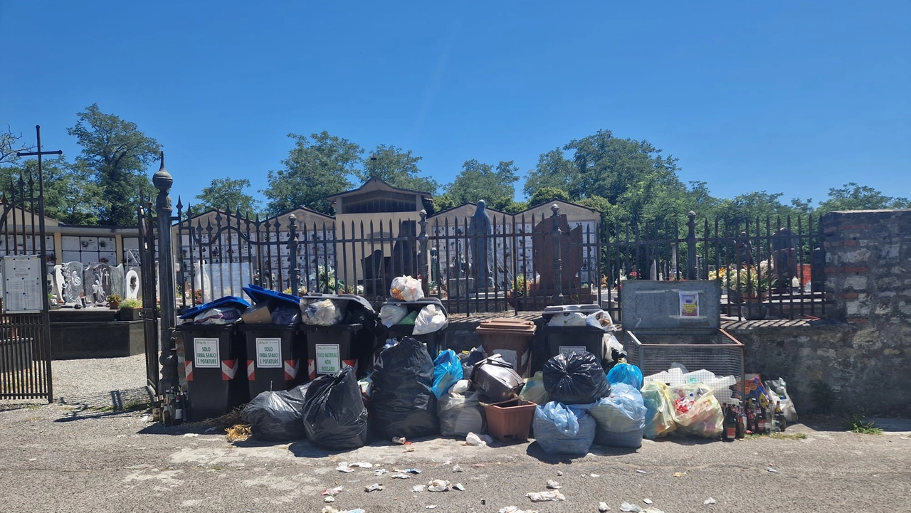 Il cumulo di sacchetti contenenti rifiuti di ogni genere, abbandonati davanti al cimitero di San Ginese