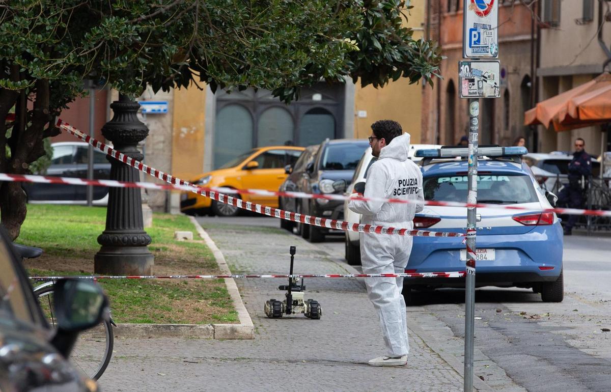 misero una bomba al tribunale di pisa scatta l8217arresto per due anarchici