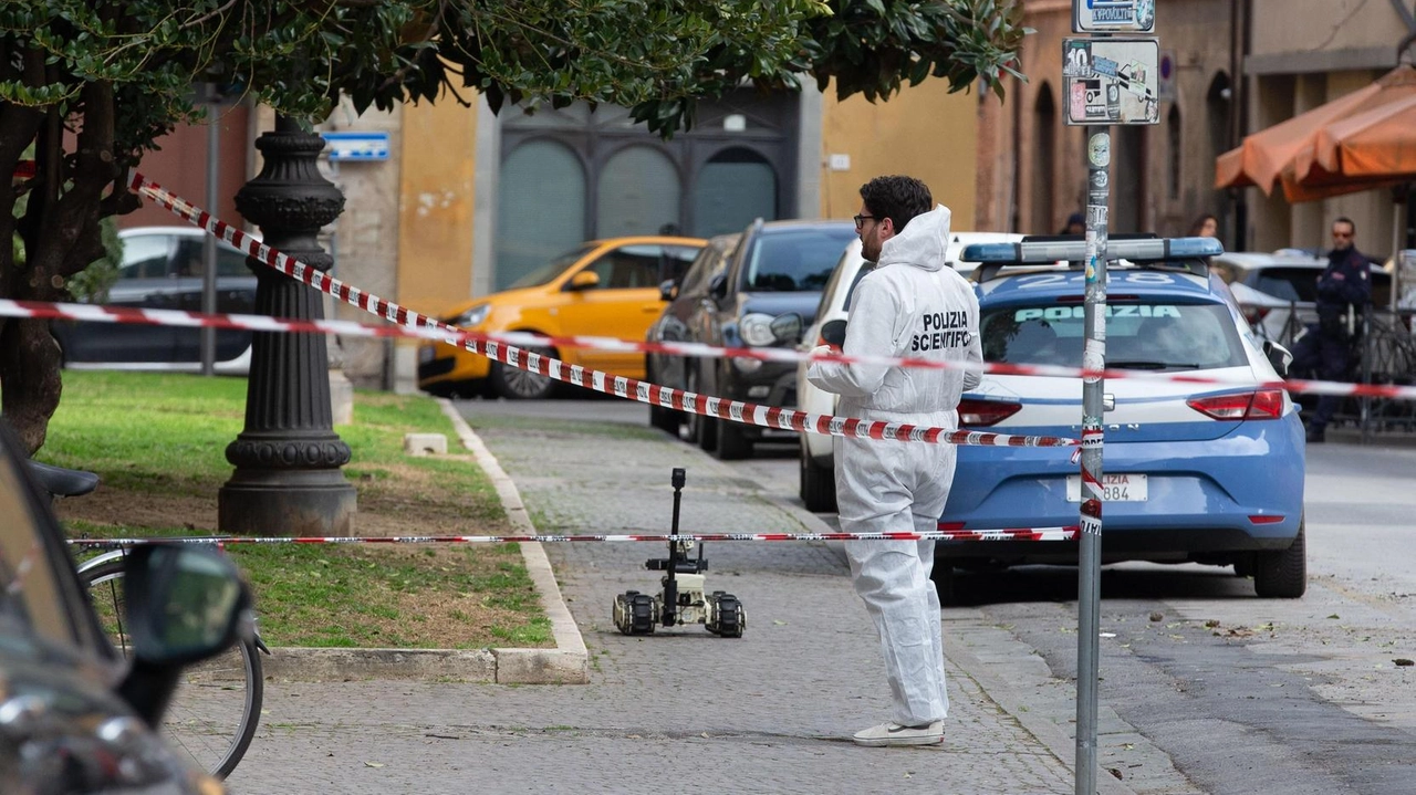 Le verifiche delle forze dell’ordine relative al ritrovamento dell’ordigno nei pressi del tribunale di Pisa, dopo l’episodio della notte del 21 febbraio 2023 (foto Del Punta)