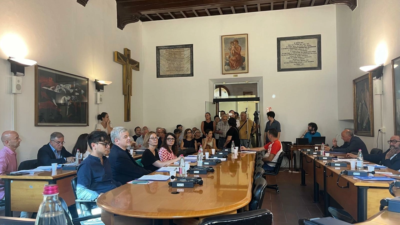 A Poggibonsi non mancano i duelli sui temi più caldi durante le sedute del Consiglio Comunale. Le politiche sociali l’ultimo motivo di polemica A Poggibonsi non mancano i duelli sui temi più caldi durante le sedute del Consiglio Comunale. Le politiche sociali l’ultimo motivo di polemica