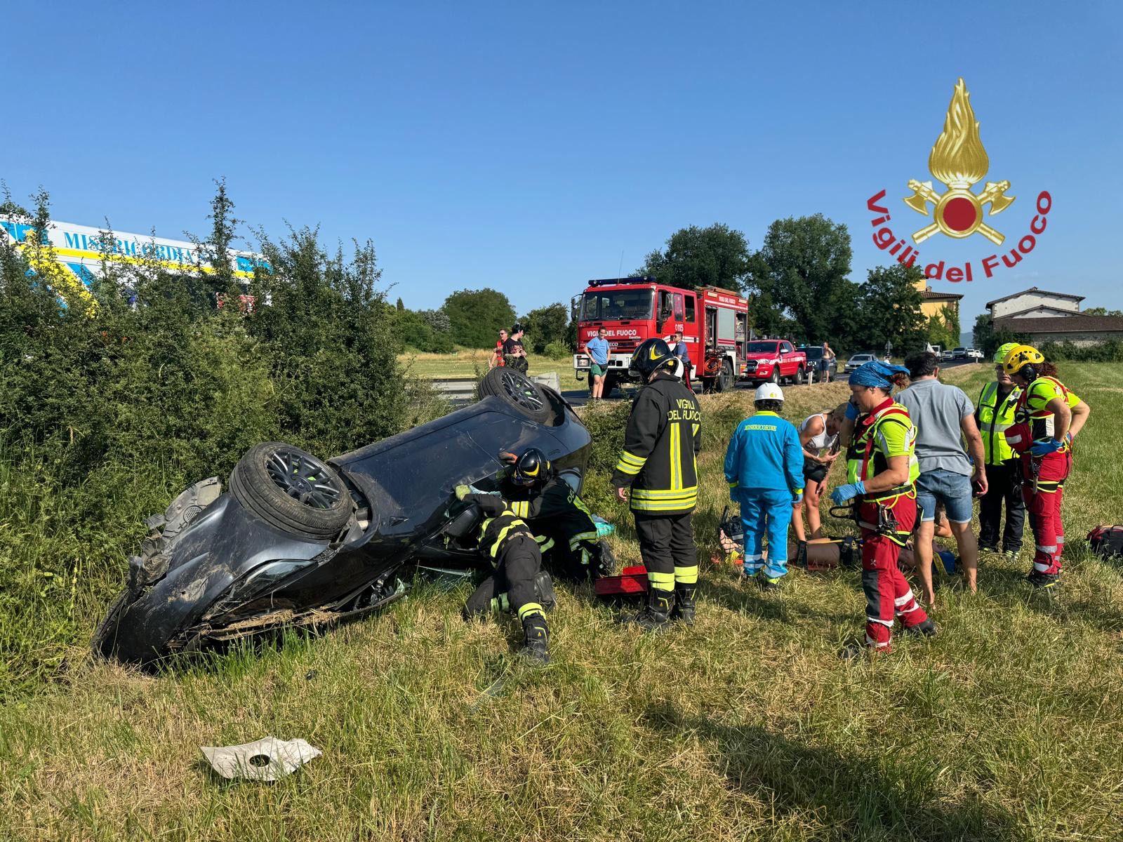 Incidente fra 2 auto, una si ribalta e finisce fuori strada. Paura per una giovane donna Incidente fra 2 auto, una si ribalta e finisce fuori strada. Paura per una giovane donna