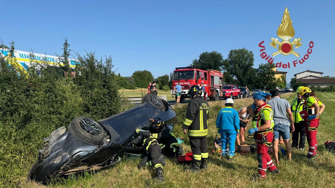 Incidente stradale nel comune di Poppi (Ar) via Falterona, con due autovetture coinvolte (Foto vigili dle fuoco) Incidente stradale nel comune di Poppi (Ar) via Falterona, con due autovetture coinvolte (Foto vigili dle fuoco)