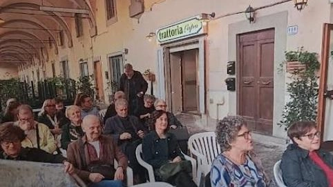 Gli ex studenti del Dagomari raccontano le loro esperienze in un libro. Sotto le logge delle “Case Nuove” si è... Gli ex studenti del Dagomari raccontano le loro esperienze in un libro. Sotto le logge delle “Case Nuove” si è...