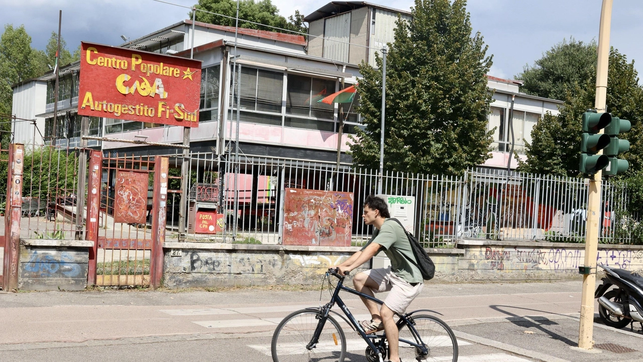 Da 24 anni un gruppo di militanti occupa i locali di una ex scuola destinata agli uffici di Publiacqua. Chi paga le bollette? Nessuno lo sa. All’interno corsi, cene e conferenzieri scomodi.
