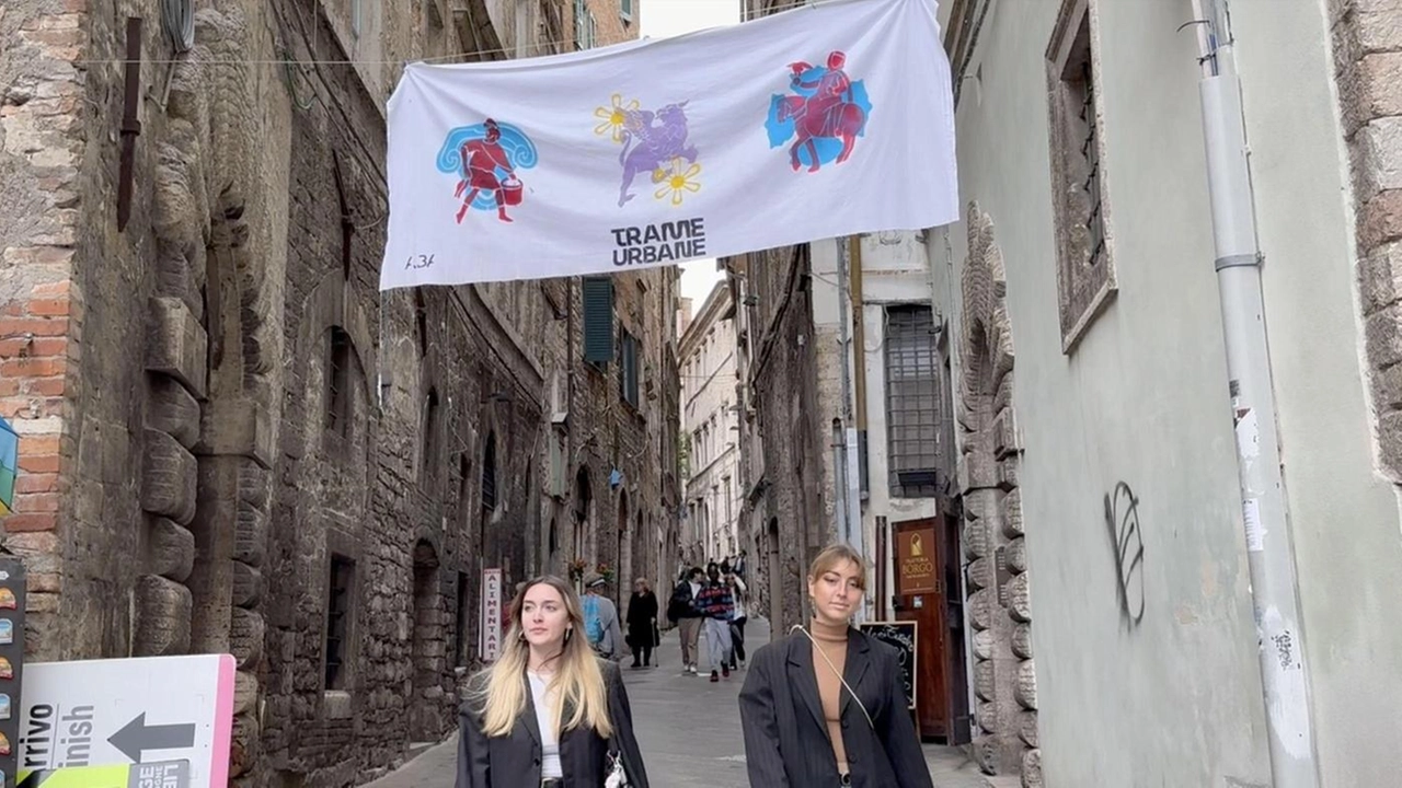 Spuntano arazzi in via dei Priori. Si tratta di “Trame Urbane“, il progetto di ricerca dell’Accademia di Belle Arti di... Spuntano arazzi in via dei Priori. Si tratta di “Trame Urbane“, il progetto di ricerca dell’Accademia di Belle Arti di...